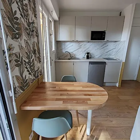 Avec Coin Nuit Climatise Au Pied De La Marina De Апартаменты