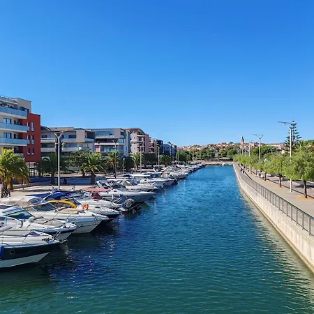 Avec Coin Nuit Climatise Avec Grande Terrasse Et Parking Au Pied De La Marina Et De La De Fréjus